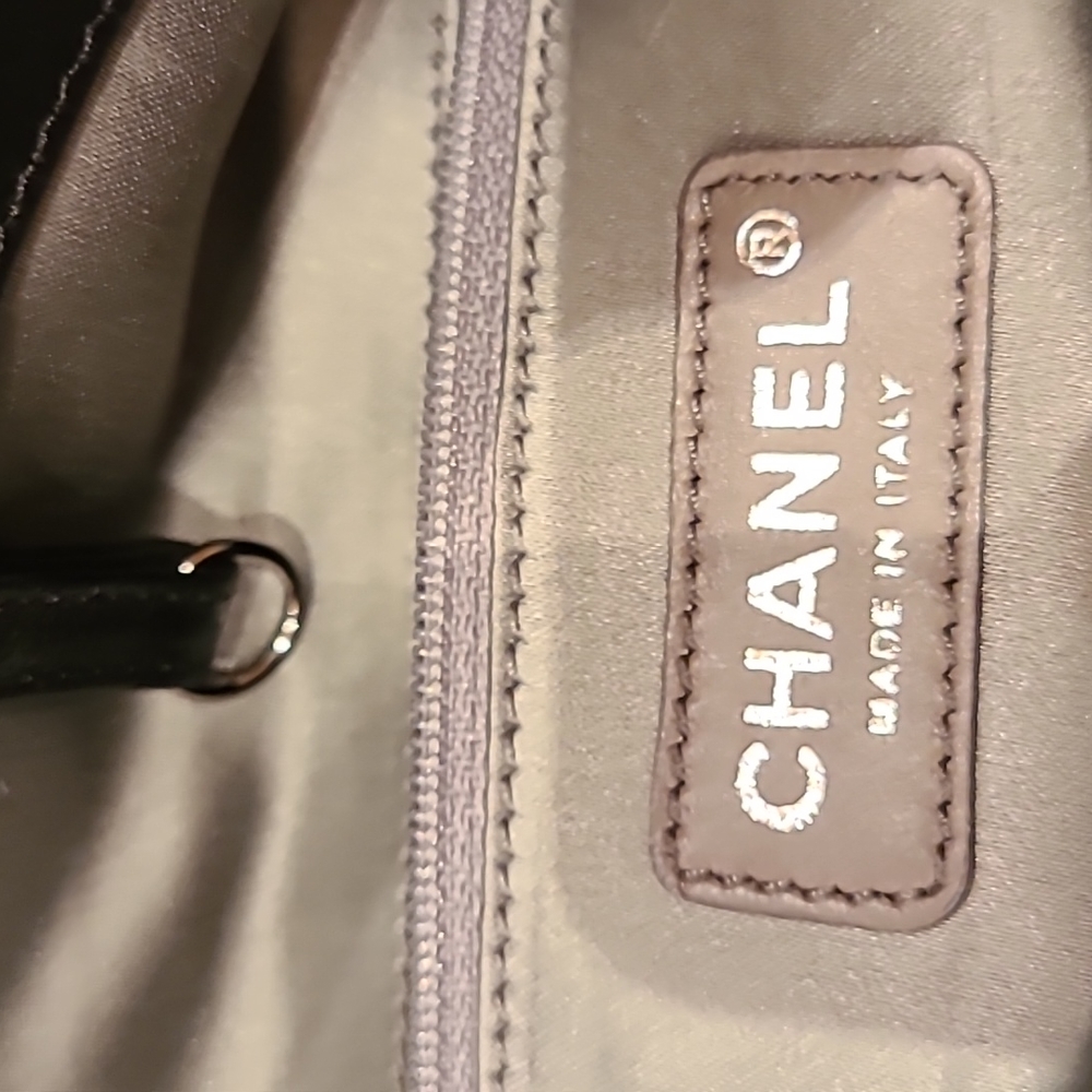 Gorgeous CHANEL handbag w/ large CC logo. Black shiny leather monili metal trim - Picture 9 of 16